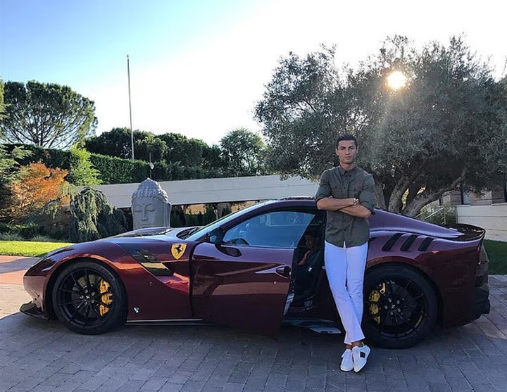 Bộ sưu tập siêu xe đồ sộ của Cristiano Ronaldo- Ảnh 2. Chiếc Ferrari F12 TDF