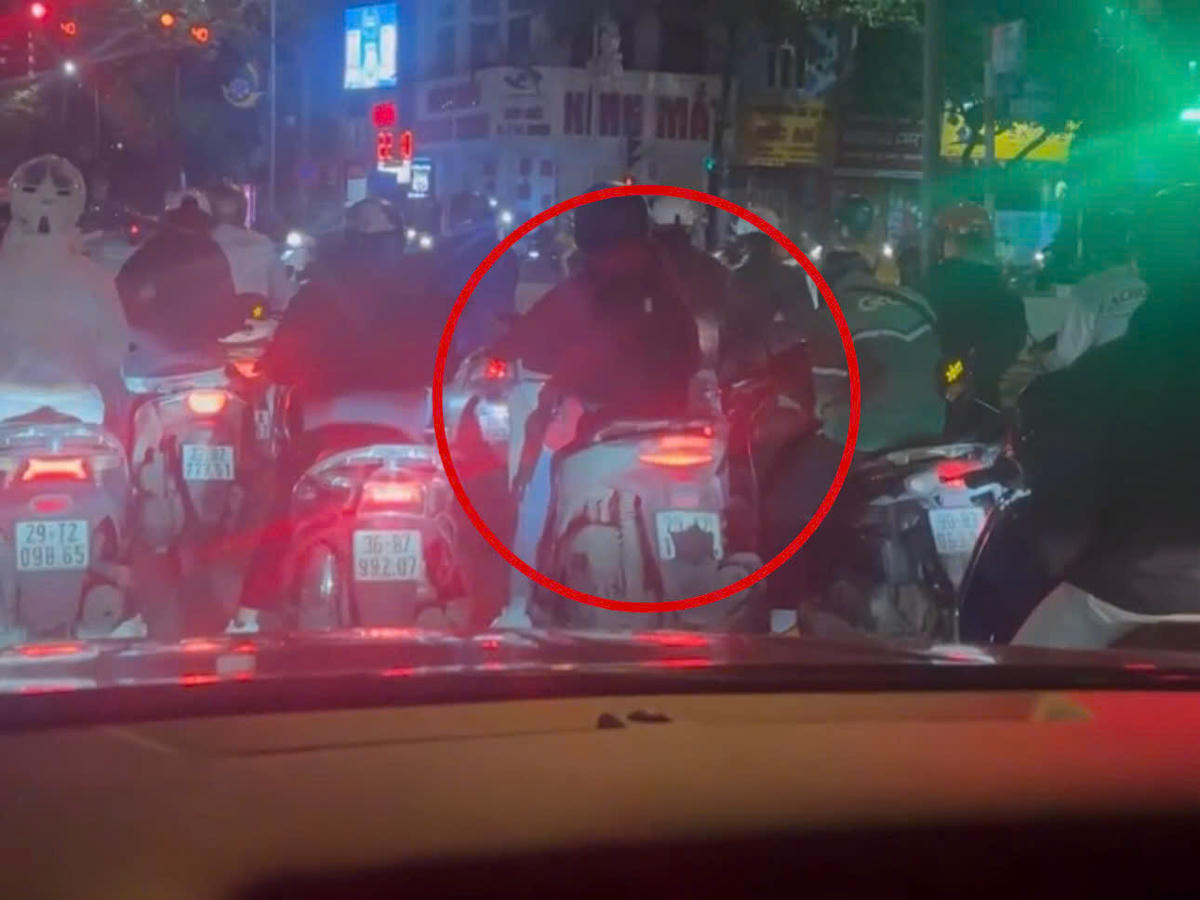 Anh T. điều khiển xe máy dùng khẩu trang che biển số bị CSGT xử phạt.