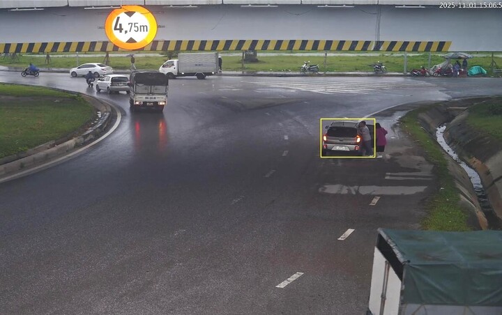 Ô tô dừng xe dưới gầm cầu vượt