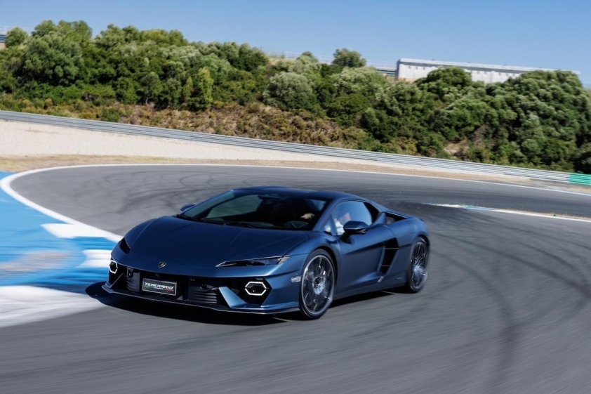 Khung xe và cabin rộng rãi