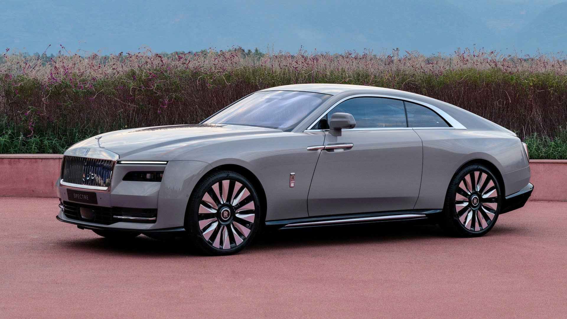 Mức giá thuê Rolls-Royce Spectre đang được giảm 2.500 USD.