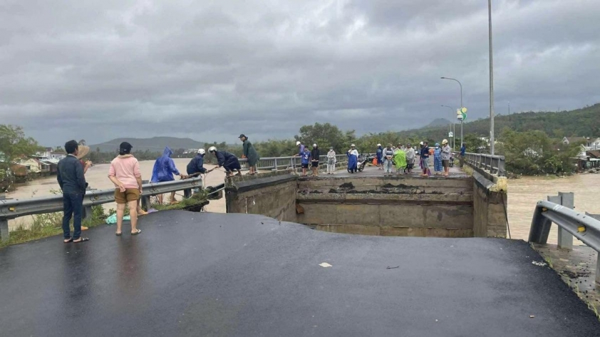 Cầu Lò Gốm bị sập, đường dẫn bị xói lở nghiêm trọng