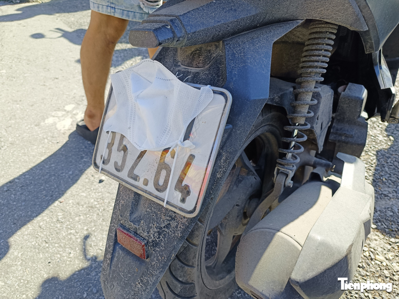 Tài xế dùng khẩu trang che biển số