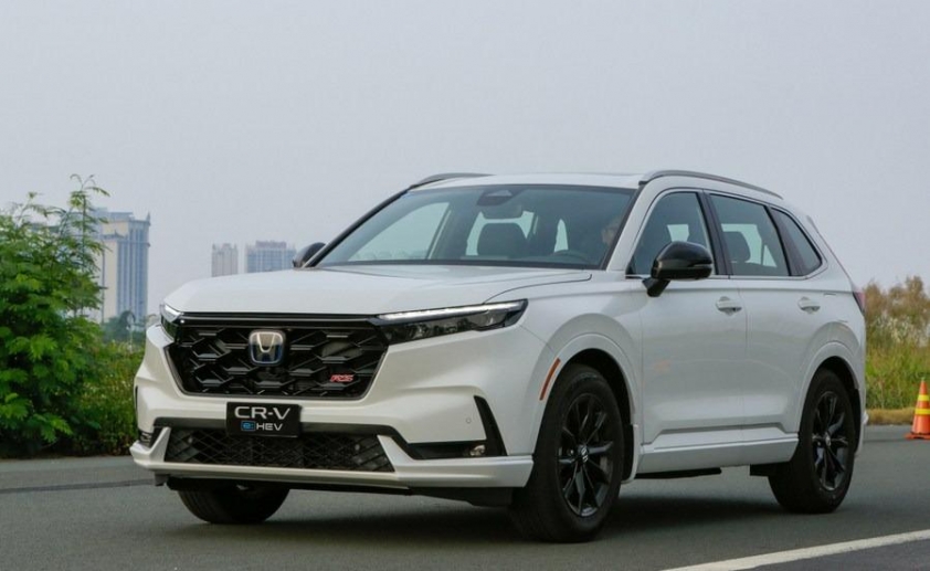 Thiết kế khoang lái hiện đại của Honda CR-V e:HEV RS Khoang lái Honda CR-V e:HEV RS với nút bấm điện tử