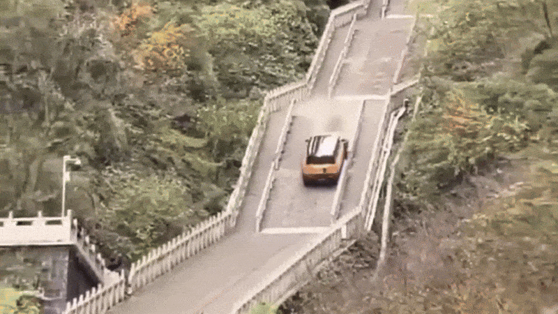 SUV tụt dốc phá lan can