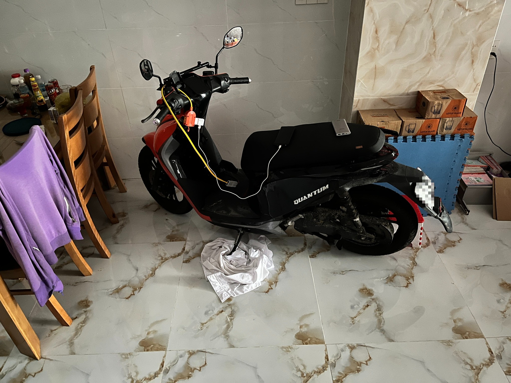 Chiếc xe máy điện ứng dụng tính năng trích điện