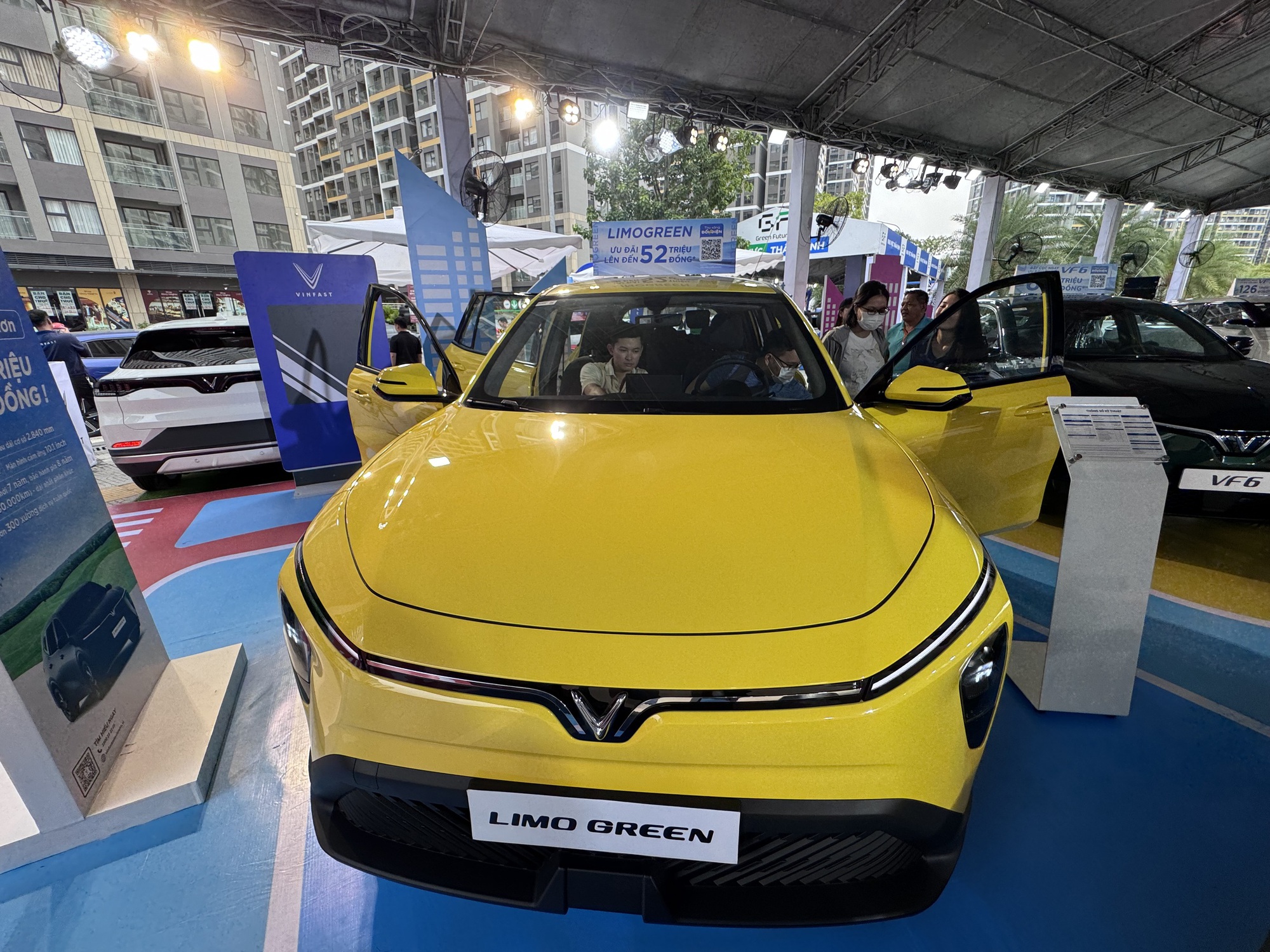 Xe điện 7 chỗ đầu tiên đạt doanh số cao Mẫu xe điện Limo Green bán gần 10.000 chiếc trong tháng 11.