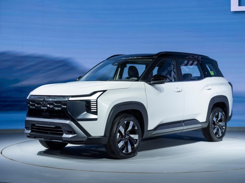 So sánh chi tiết 2 phiên bản của Mitsubishi Destinator Nội thất xe Mitsubishi Destinator