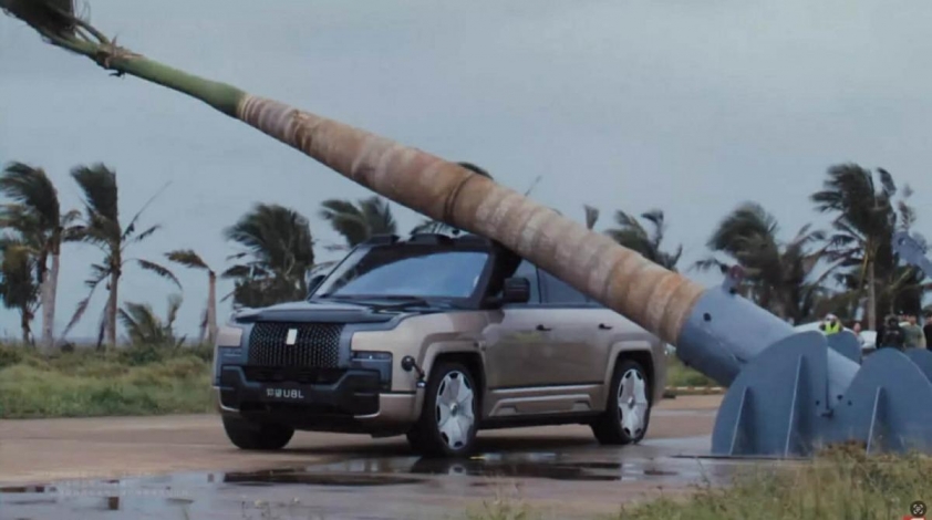 Thử nghiệm cây đổ lên nóc SUV SUV chịu lực đè từ cây lớn