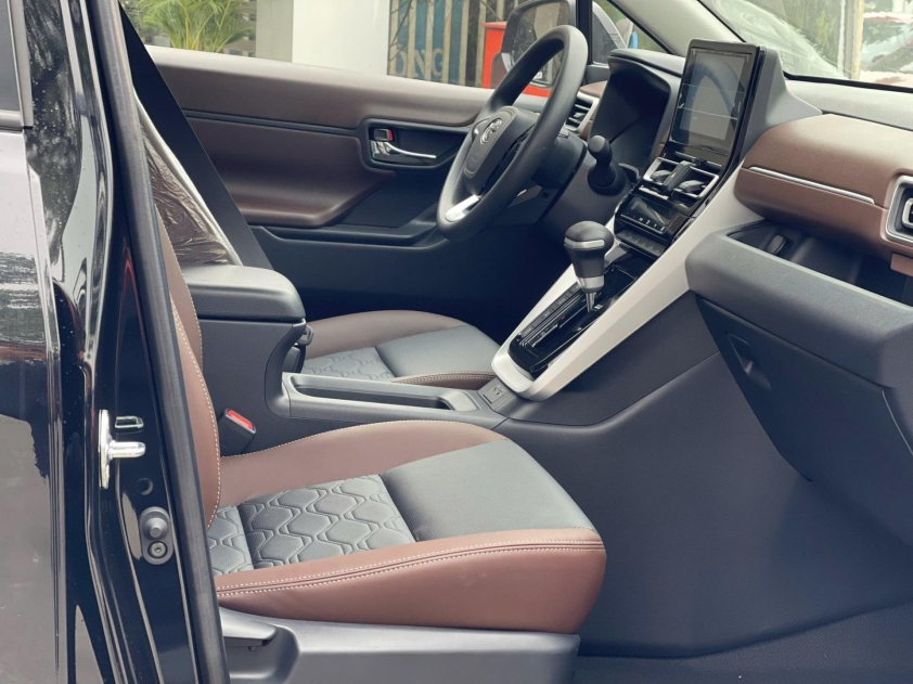 Nội thất Toyota Innova Cross 2.0G Khoang cabin Toyota Innova Cross 2.0G
