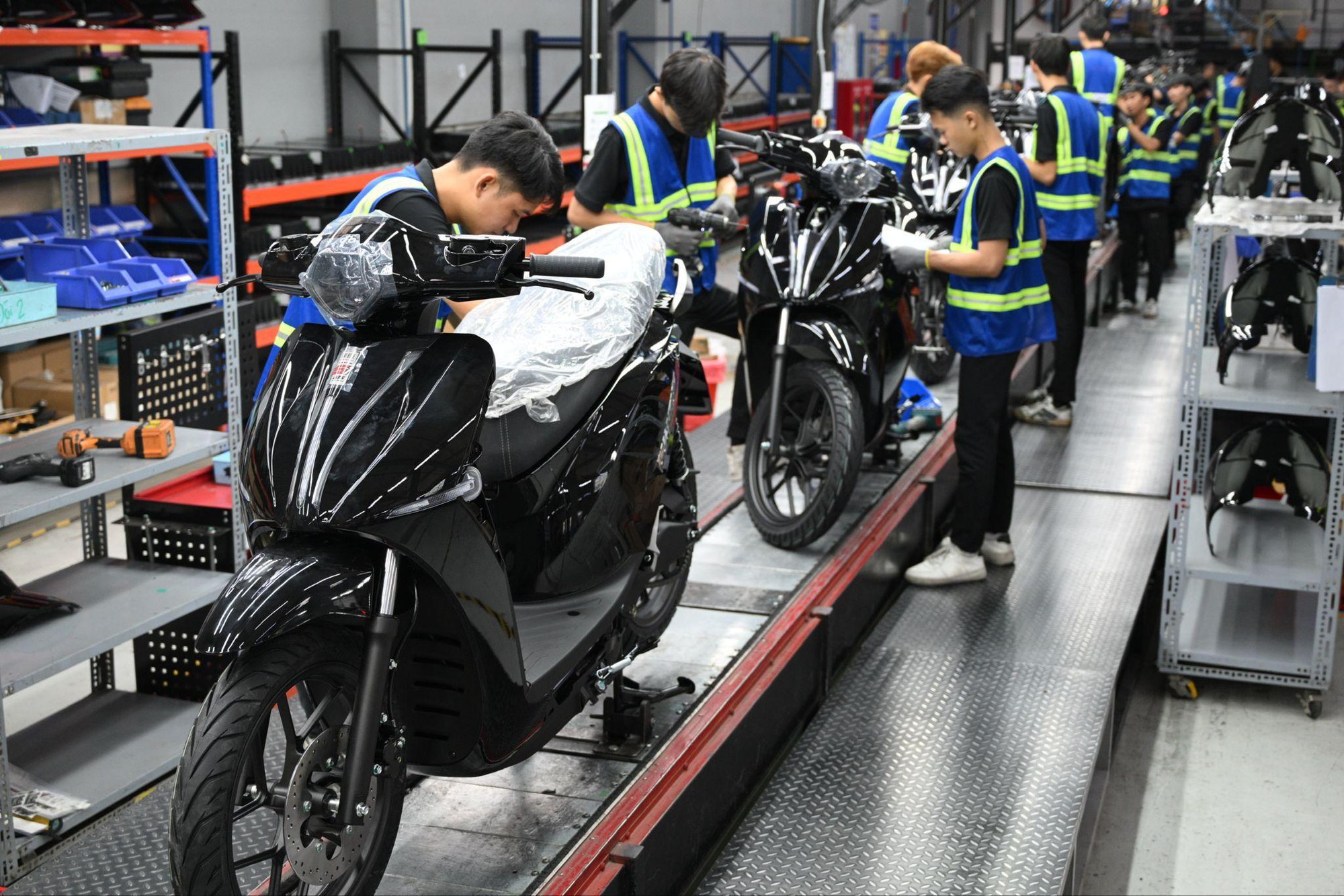 Xe máy điện lắp ráp dây chuyền hiện đại