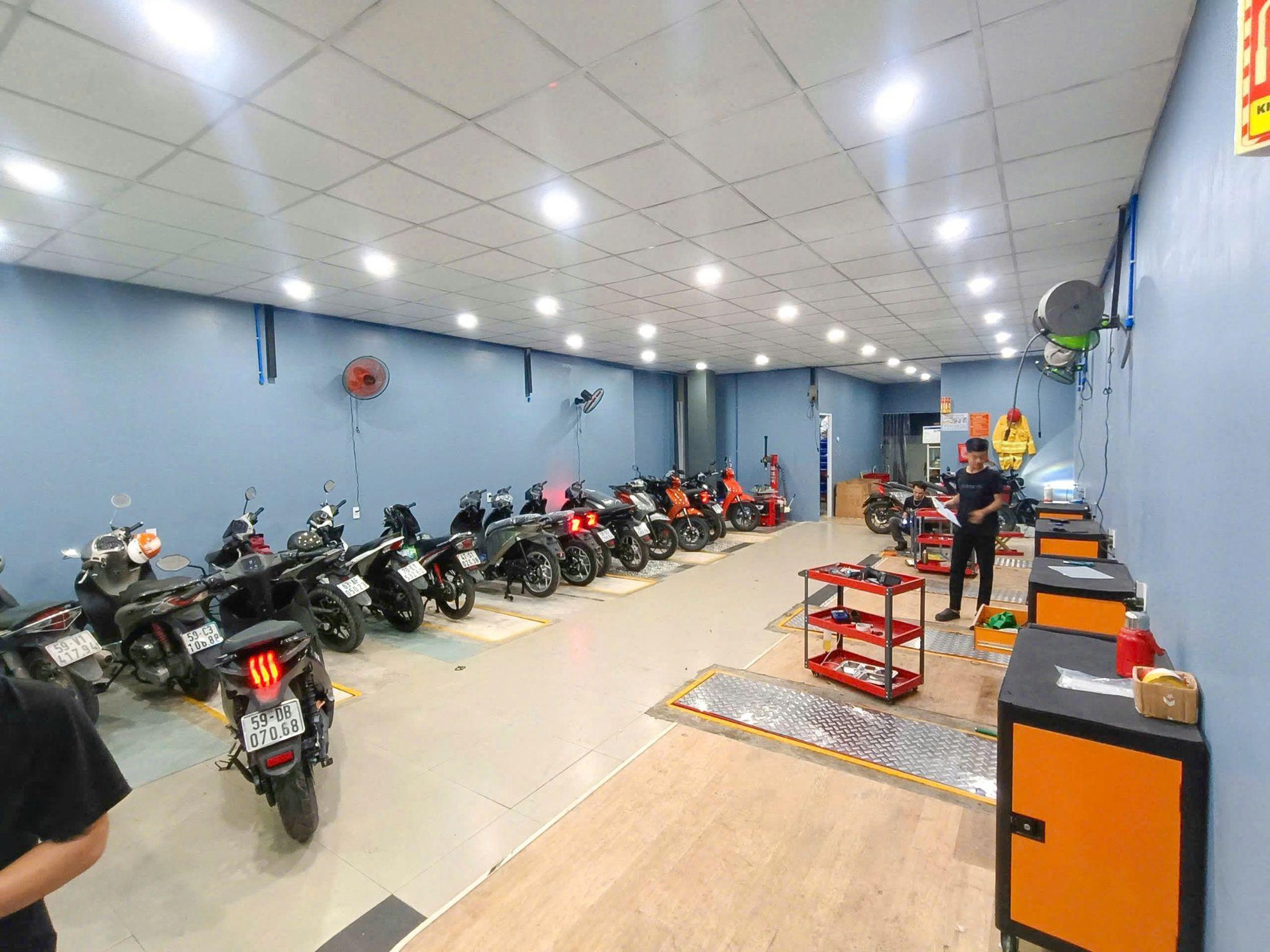 Trung tâm Dịch vụ Bảo dưỡng có thể phục vụ nhiều xe cùng lúc Trung tâm dịch vụ phục vụ nhiều xe máy điện
