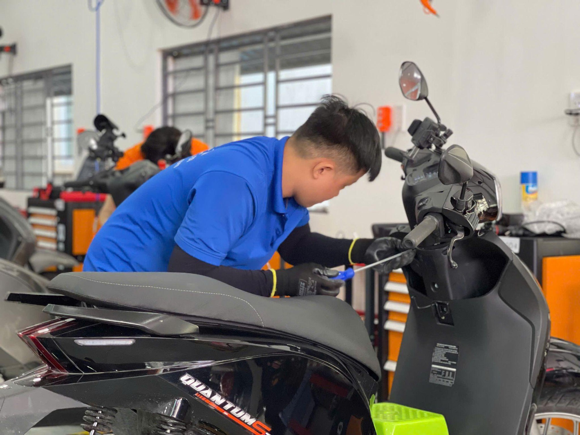 Kỹ thuật viên tại Trung tâm Dịch vụ Bảo dưỡng đang bảo trì xe Kỹ thuật viên đang làm việc tại trung tâm bảo dưỡng